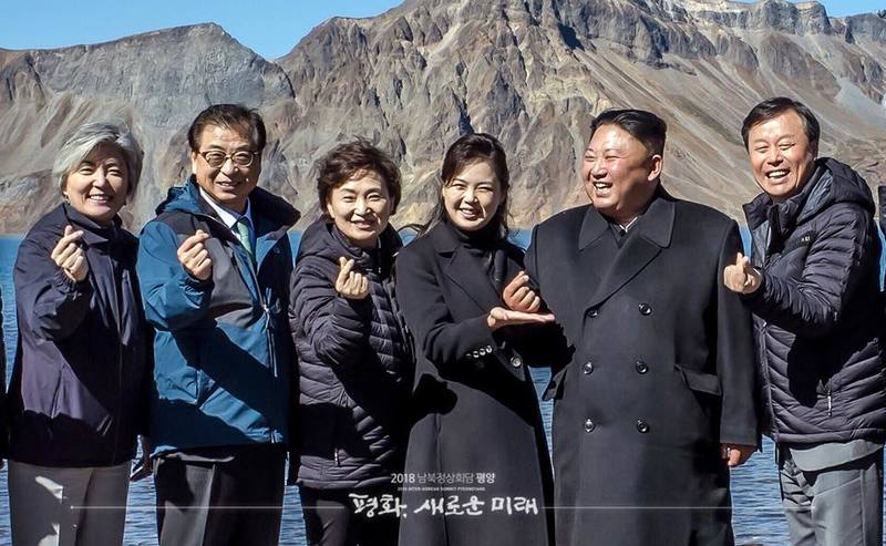2018年9月20日，金正恩夫婦（右2、3）與韓國政府訪問代表團在白頭山合影時，應邀一起比出韓國流行的「手指愛心」。（圖片取自青瓦台官方專頁）