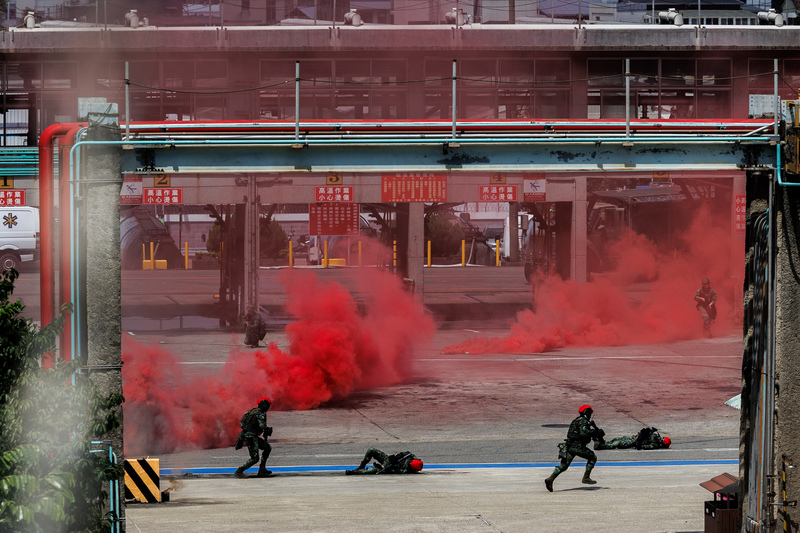 7月19日，國軍在桃園煉油廠實施關鍵基礎設施防護預演，扮演共軍的士兵藉由直升機空降突擊煉油廠。（攝影／鄭宇辰）