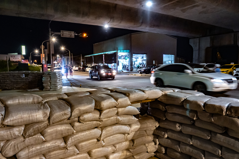 國軍在竹圍漁港通往市區、桃園機場的主要道路邊設置沙包掩體，阻止於海岸登陸的敵軍快速推進。（攝影／陳曉威）