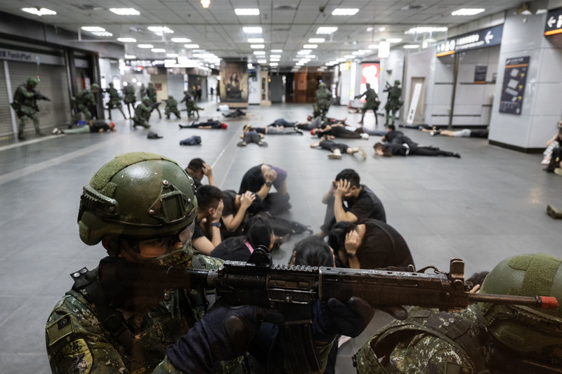 7月26日凌晨，由台北憲兵隊211營、鐵路警察跟憲兵維安特勤隊共同在台北車站進行守衛基礎設施演練。（攝影／楊子磊）