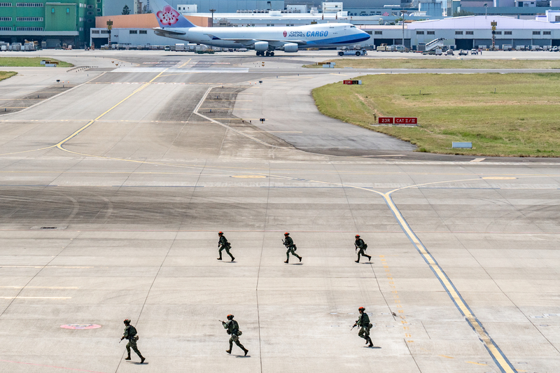 模擬敵方在桃園機場北跑道一旁的維修機坪著陸後，即在現地集結，並與機場守軍交火。（攝影／陳曉威）