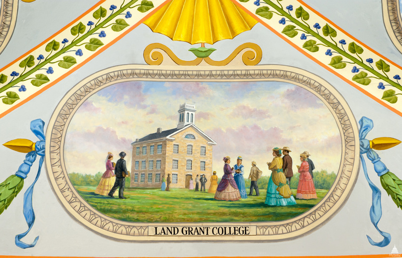 美國國會廳廊的一幅壁畫，描繪了根據1862年《摩利爾法案》創建的第一座大學之一——堪薩斯州大學，保障了所有階層的美國人都能接受高等教育。（圖片來源／美國國會flickr）
