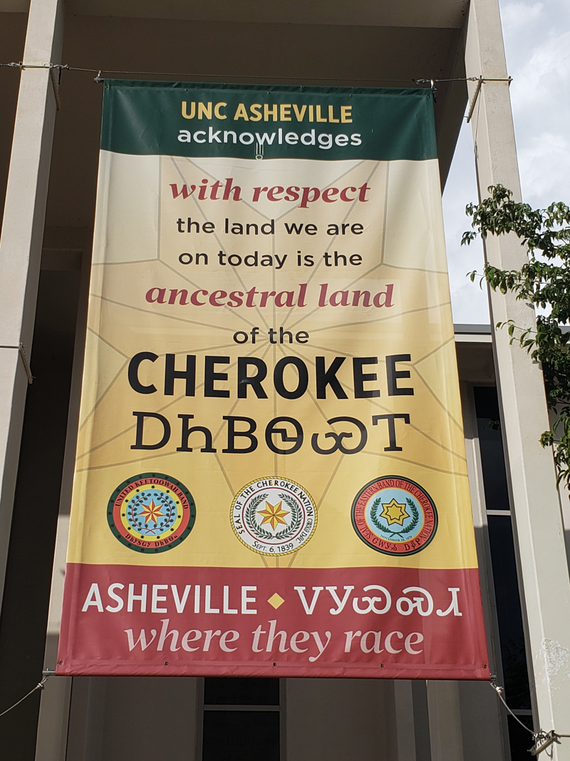 北卡羅來納大學內懸掛的一塊告示，聲明該校所處原屬於原住民族切羅基人（Cherokee）的土地。（圖片來源／Wikipedia／Qualiesin）