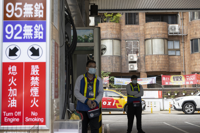 全台灣中油加油站（直營）員工約1萬人，其中8成是外包承攬的勞務人員，他們的薪資福利皆與正職人員有一段落差。（攝影／楊子磊）