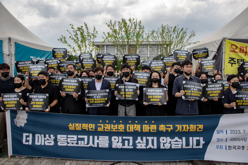 7月27日，韓國教師工會聯合會的抗議代表，在南韓國會議事堂外高舉「保障教師權利」等標語，希望以Ｘ老師之死喚醒政府改革重視。（攝影／NurPhoto via Getty Images／Chris Jung）
