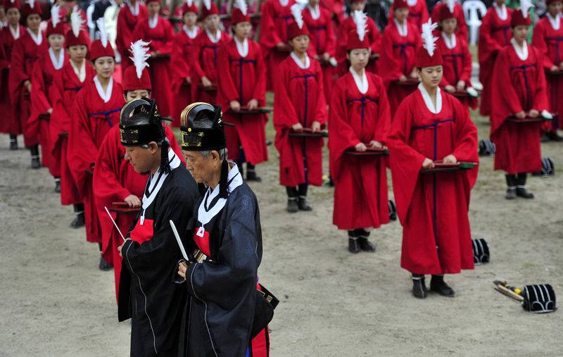 2013年9月28日，首爾成均館大學，學生們在一年一度的儀式上表演八佾舞。（攝影／AFP／Truth LEEM）