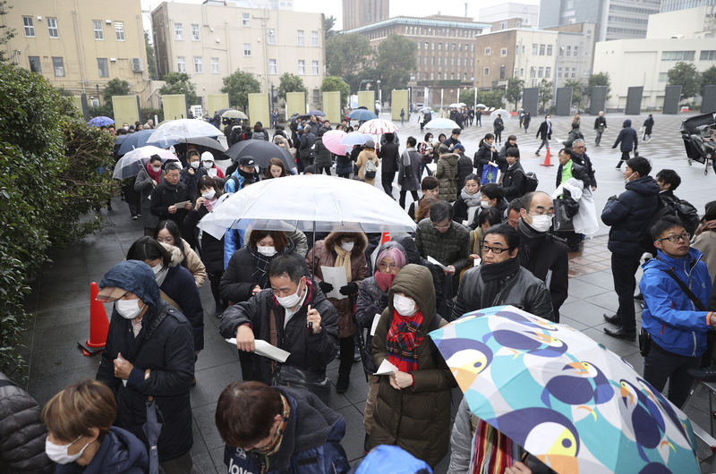 2020年1月8日，橫濱地方裁判所進行神奈川縣相模原市的身心障礙者福利院19死殺人案第一次審理，民眾在裁判所外排隊等待領取法院旁聽的許可。（攝影／The Yomiuri Shimbun via AP Images）