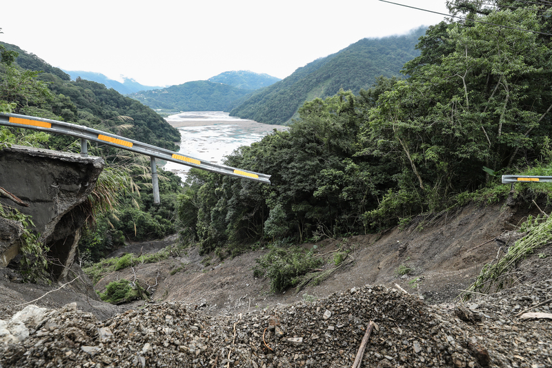 2023年8月8日，南投縣仁愛鄉的投83線公路崩塌，大量土石注入下方的霧社水庫。（攝影／柯金源）