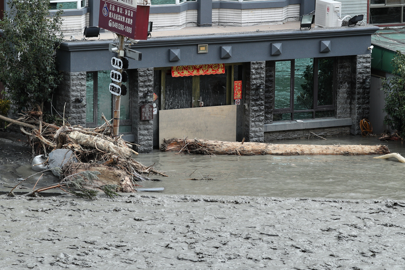 2023年8月7日，廬山溫泉區一間溫泉旅館大門前仍被泥水、漂流木包圍。（攝影／柯金源）