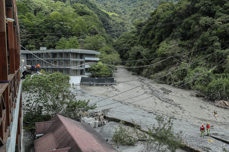 2023年8月7日，南投縣仁愛鄉塔羅灣溪土石流，救難人員以吊索救援廬山溫泉區受困民眾。（攝影／柯金源）