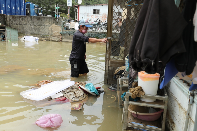 2023年8月8日，南投縣仁愛鄉南豐村天主堂部落鄉民黃英雄住家已積水4天。（攝影／柯金源）