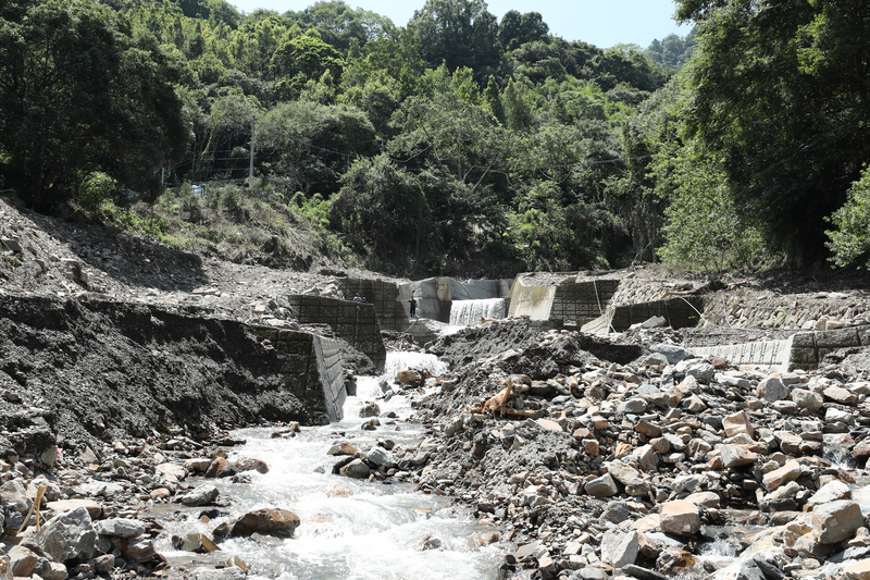 2023年8月7日，南投縣仁愛鄉南豐村聖本篤加油站後方的南山溪土石流。（攝影／柯金源）