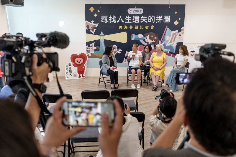 郭．里斯（Kuo Reese，又名郭慧如，左2）是1982年台灣首樁國際販嬰事件、亦即褚麗卿販嬰案的當事人。2023年7月她遠赴台灣，期待透過記者會的曝光，能增加尋找到親人的機會。（攝影／黃世澤）