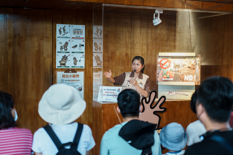 斑比山丘的工作人員在遊客入園前說明與動物適當的互動方式。隨著動物展演產業不斷擴大，業者飼養動物與展演的專業能力也須同步提升以確保動物福利。（攝影／黃世澤）