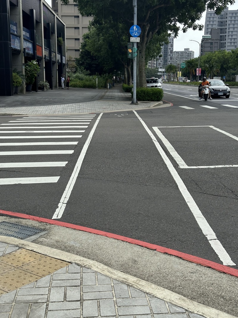 圖5：柏油路上有畫設的腳踏車道標線，但馬路之外的兩端沒有延伸的車道標示。（攝影／吳昀庭）