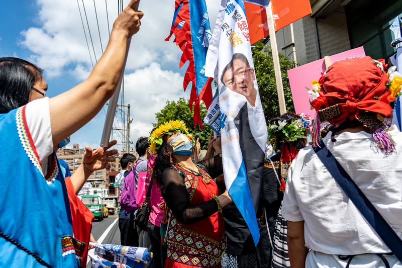 原住民被迫亮票違反憲法保障的祕密投票原則，學者建議試辦不在籍投票作為解方。圖為2022年九合一選舉，原住民候選人的支持者參與登記造勢。（攝影／陳曉威）