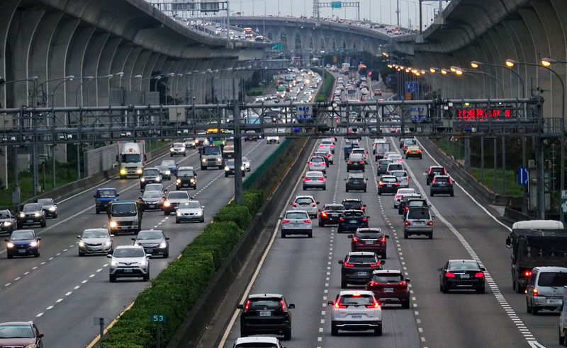 圖為國道一號桃園段車行情形，為行控中心控制的重要區段。行控中心一旦受到駭侵，將造成交通嚴重癱瘓。（攝影／中央社／施宗暉）