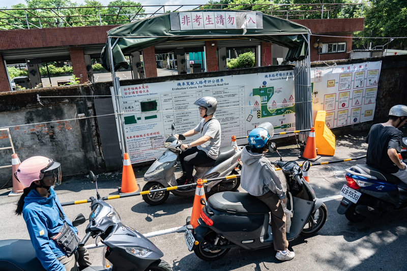 對比國外花費多年才能取得正式機車駕照，台灣機車駕照只要3分鐘繞一圈就能取得。圖為台北市士林監理站路考試場排隊的民眾。（攝影／陳曉威）