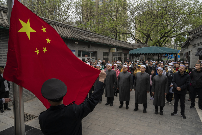 2023年4月22日，北京的穆斯林前往牛街清真寺慶祝開齋節，並列隊向國旗致敬。（攝影／Getty Images／Kevin Frayer）