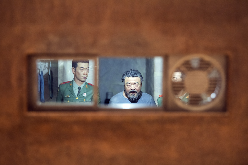 2019年，艾未未在德國杜塞道夫舉辦展覽，其中一件作品《S.A.C.R.E.D.》以模型呈現他在機場被中國國安人員拘捕後監禁81天的遭遇。（攝影／dpa via AP／Federico Gambarini／達志影像）