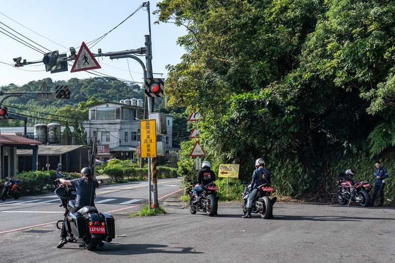 為了規避北宜公路上的區間測速，騎士多會在測速點前停等補時。二格公園測速點前的路側有廣大腹地，幾乎是跑山必停的區域。（攝影／陳曉威）