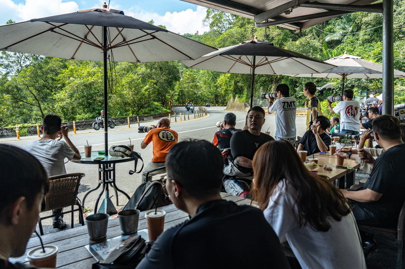 北宜公路32.8K的財茂彎，許多車友在此休息或追焦，此景也是《山道猴子的一生》中的背景。（攝影／陳曉威）