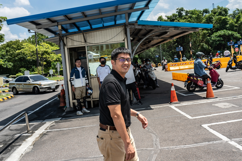 台灣交通安全協會監事、大台北駕訓學校負責人兼教練黃飛發認為，年輕人都需要群體認同，而騎車的年輕人更需要接受安駕訓練，才能騎得更安全。（攝影／陳曉威）