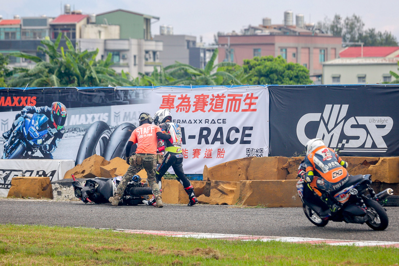 賽道騎乘有連身皮衣、全身護具還有賽道緩衝區保護，即便轉倒，也能把傷害降到最低。小型賽道速度不高，一般賽車手都能在轉倒後立即起身。（攝影／林雨佑）