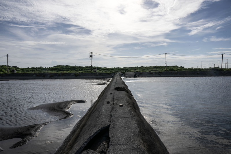 雲林箔子寮漁港遭海水倒灌後，附近受損的魚塭。（攝影／楊子磊）