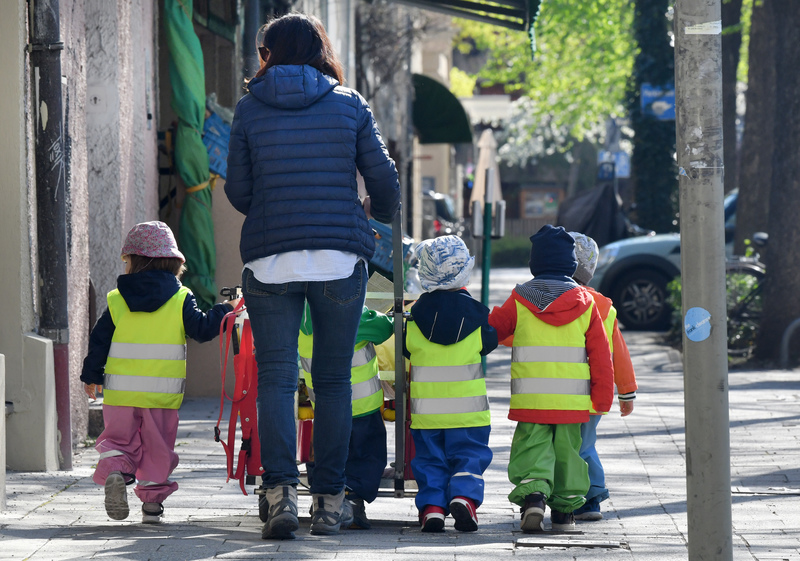 2018年4月17日，在德國的慕尼黑，一名幼兒園老師陪伴一群孩子在街區裡遊覽。（攝影／picture alliance via Getty Images／Peter Kneffel）
