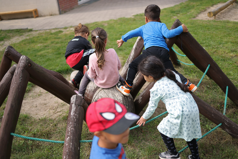 2022年9月14日，柏林新克爾恩區的兒童日託中心，孩子在操場上玩耍。（攝影／Getty Images／Sean Gallup）
