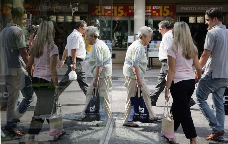 2005年9月3日，德國威斯巴登的購物櫥窗裡倒映出一位年長行人的身影。德國的經濟和養老金體係正因老年人口的增加而承受壓力。（攝影／Getty Images／Ralph Orlowski）
