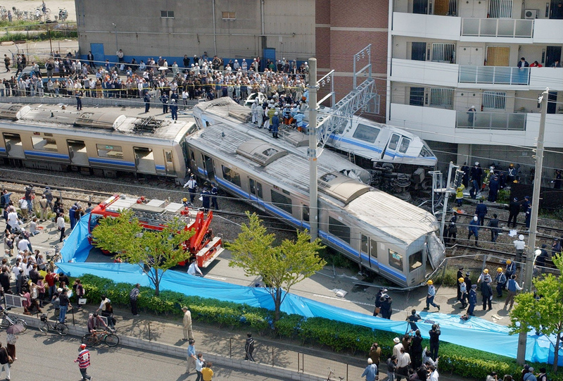 2005年4月25日，JR西日本的一列通勤列車行經兵庫縣一處急轉彎時，衝出軌道撞向住宅，造成107死、562傷，為「福知山事故」。 （攝影／SHIGESATO IMAIZUMI／JIJI PRESS／AFP）