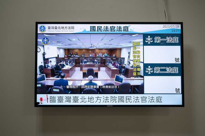 台北地方法院首度進行國民法官案，7月28日審理宣判後，北院於寶慶院區召開記者會說明。圖為會場外的模擬法庭宣傳畫面。（攝影／林彥廷）