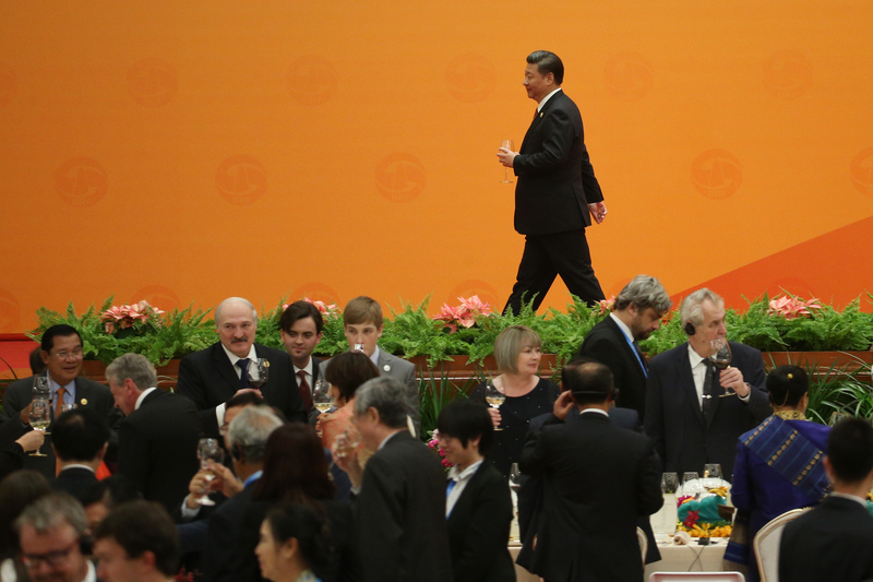 2017年5月14日，中國國家主席習近平在「一帶一路」論壇的歡迎酒會，向全場來自各國的領袖、代表發表祝詞後，獨自走在舞台上。（攝影／Getty Images／Wu Hong-Pool）