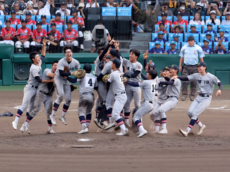 2023年8月23日，慶應義塾高等學校睽違107年再次奪得夏季甲子園冠軍。（攝影／The Yomiuri Shimbun via AFP／Naoki Otsuka）