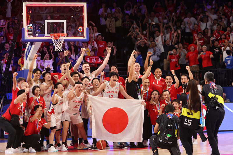2023年9月2日，日本隊在世界盃籃球賽以80-71擊敗維德角隊，時隔48年獲得巴黎奧運會參賽資格，球隊選手、教練與隊職員在場中慶祝。（攝影／The Yomiuri Shimbun via AFP／Daisuke Urakami）
