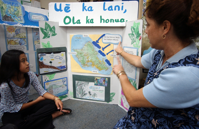在火奴魯魯（Honolulu; 檀香山）的一所公立語言沉浸學校（immersion school）中，教師完全以夏威夷語進行教學。（攝影／AP Photo／Lucy Pemoni／達志影像）