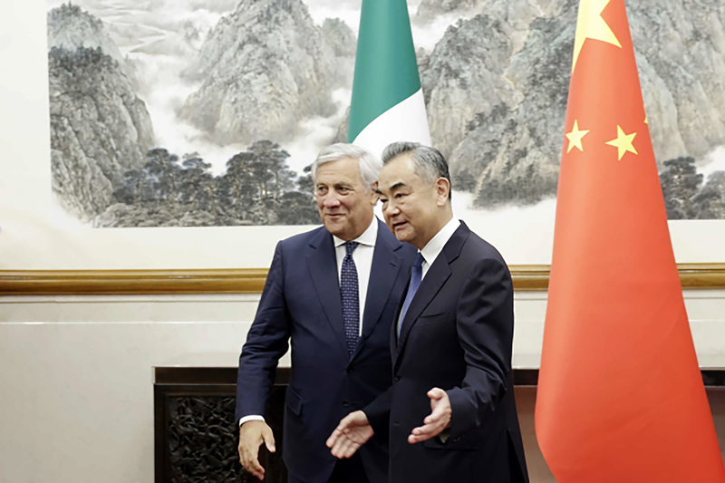 2023年9月3日，中國外交部長王毅（右）於北京會見義大利外交部長塔亞尼（Antonio Tajani，左），討論後者可能退出一帶一路等問題。（攝影／Ministry of Foreign Affairs of the People's Republic of China via AP／達志影像）