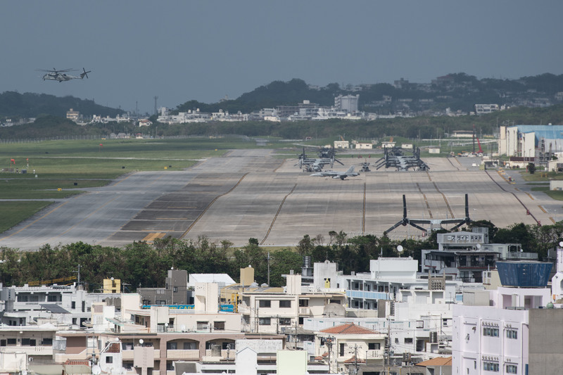 沖繩宜野灣市的普天間美國海軍陸戰隊航空基地。因為基地跑道離人口稠密區不到一公里，又時常有直升機事故，普天間也被稱為「世界上最危險的基地」。（攝影／楊子磊）