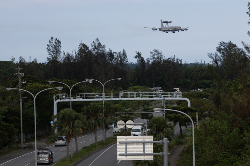 2023年8月23日下午，一架美國空軍的E-3哨兵式預警機準備於嘉手納基地降落。E-3配備的雷達系統，也是美國監控解放軍空中動態的利器。（攝影／楊子磊）