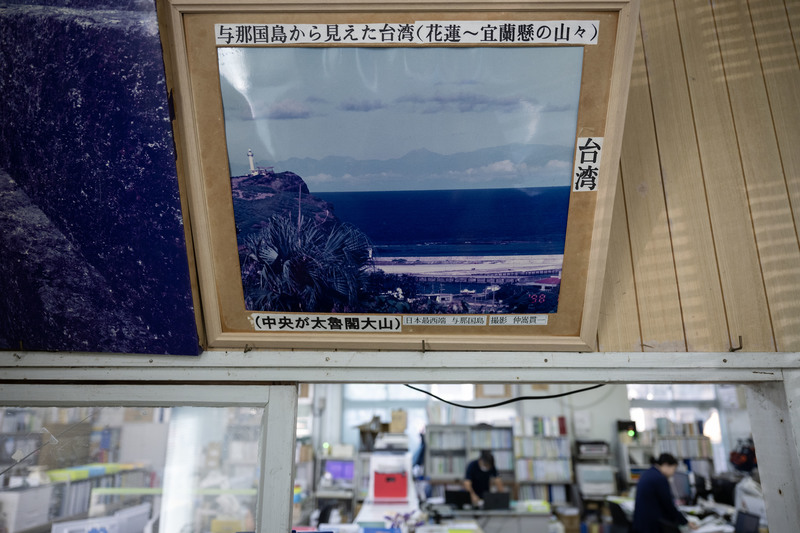 與那國町役場內懸掛的一張自與那國島西端眺望台灣的相片。據說與那國一年之中只有5、6個視線清朗的晴天，能看見110公里外、台灣的中央山脈。（攝影／楊子磊）