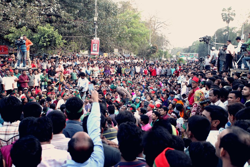 2013年在孟加拉達卡的群眾集會。孟加拉於當年因國際刑事法院判決1971年獨立戰爭時的穆斯林政治人物須為戰爭犯行負責，引發群眾激烈抗議，導致多人死亡。（攝影／Getty Images）