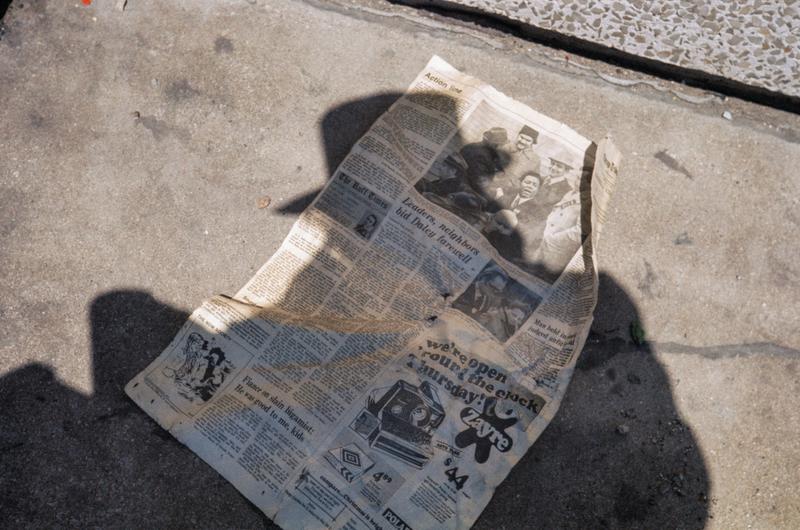 報紙自拍像，芝加哥，1977年。（攝影／薇薇安．邁爾；照片提供／黑體文化）