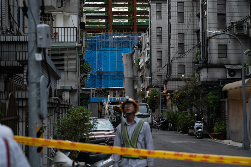 9月8日，自大直街94巷1弄望向遠處的「躍大直」建案，與右方受「基泰大直」建案事故影響的住戶1至9號。（攝影／林彥廷）