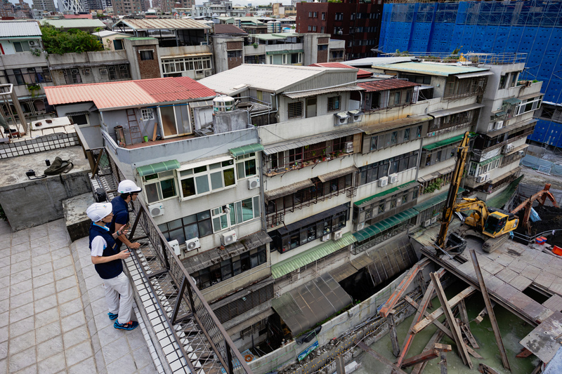 9月8日，台北市災害應變中心工作人員在查看大直街94巷坍塌的建物受損情況。（攝影／鄭宇辰）