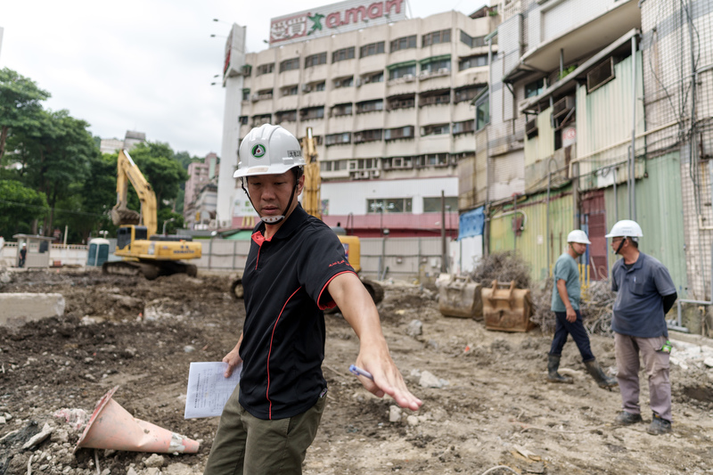 大地工程技師公會理事吳維揚於台北市景美站旁的工地進行查驗。各公會多年來皆強調「第三方審勘」入法，協助監造人維持工程品質，（攝影／黃世澤）