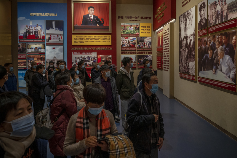 某位身為首來族的台灣青年透露，在今年交流的行程裡，他們被安排至中國共產黨歷史展覽館進行參訪，這本不在公開行程內。圖為2021年12月16日，民眾在該館內參觀中國國家主席習近平的生平及思想展示。（攝影／Getty Images／Andrea Verdelli）
