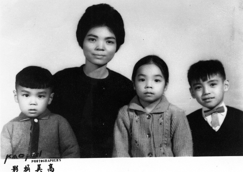 1964年時柯旗化的太太蔡阿李將自己與孩子們的合照寄給獄中的柯旗化。（圖片提供／柯志明）