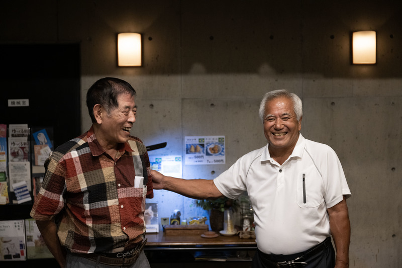 台僑商人蔡文慶（左），與在與那國出生、成長的台灣村建設準備室室長野底武則。（攝影／楊子磊）